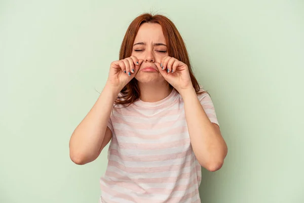 Joven Mujer Caucásica Aislada Sobre Fondo Verde Gimiendo Llorando Desconsoladamente —  Fotos de Stock