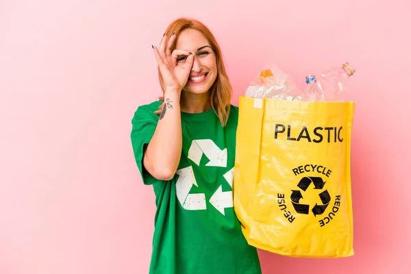 Joven Mujer Caucásica Reciclado Plástico Aislado Sobre Fondo Rosa Emocionado —  Fotos de Stock
