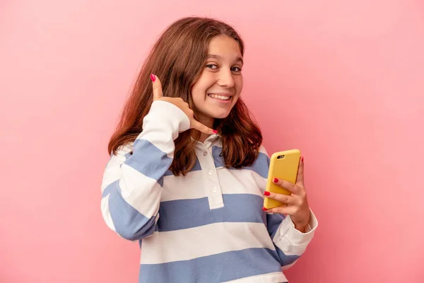 Malá Běloška Drží Mobilní Telefon Izolované Růžovém Pozadí Ukazující Gesto — Stock fotografie