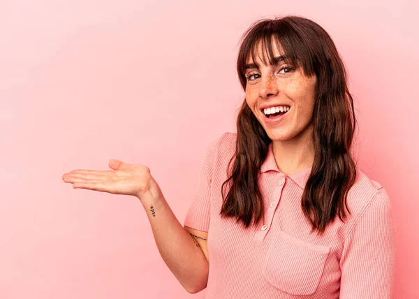Young Argentinian Woman Isolated Pink Background Showing Copy Space Palm — Fotografia de Stock