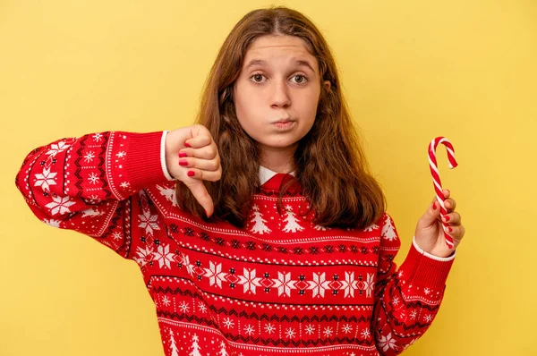 크리스마스 스틱을 배경에 고립된 코카서스 소녀는 몸짓을 손가락을 아래로 내리고 — 스톡 사진