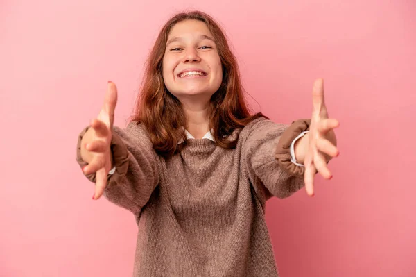 Poco Caucásico Chica Aislado Rosa Fondo Siente Seguro Dar Abrazo — Foto de Stock