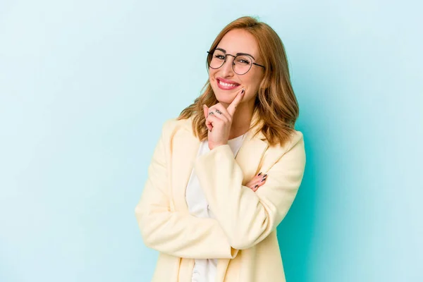 Mulher Caucasiana Jovem Isolado Fundo Azul Sorrindo Feliz Confiante Tocando — Fotografia de Stock