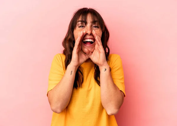 Young Argentinian Woman Isolated Pink Background Saying Gossip Pointing Side — ストック写真