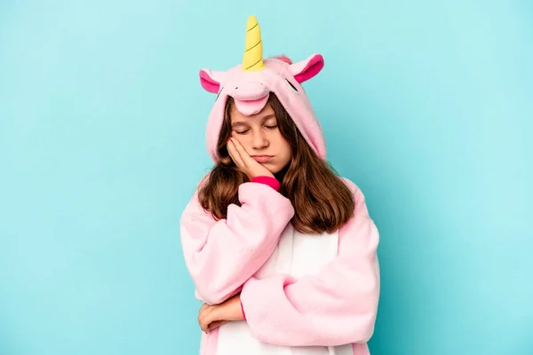 Menina Caucasiana Vestindo Pijama Unicórnio Isolado Fundo Rosa — Fotografia de Stock