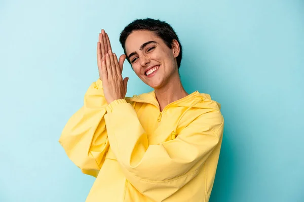 Mujer Joven Caucásica Aislada Sobre Fondo Azul Sintiéndose Enérgica Cómoda —  Fotos de Stock