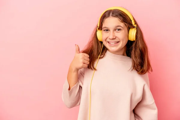 Μικρή Καυκάσια Κοπέλα Ακούγοντας Μουσική Απομονωμένη Ροζ Φόντο Χαμογελώντας Και — Φωτογραφία Αρχείου