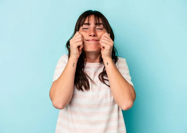 Young Argentinian Woman Isolated Blue Background Doubting Two Options — Foto de Stock