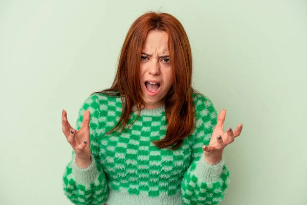 Yeşil Arka Planda Izole Edilmiş Beyaz Bir Kadın Öfkeyle Bağırıyor — Stok fotoğraf
