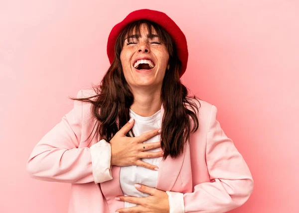 Νεαρή Αργεντίνικη Γυναίκα Απομονωμένη Ροζ Φόντο Γελάει Χαρούμενα Και Διασκεδάζει — Φωτογραφία Αρχείου