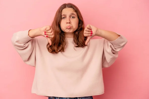 Liten Kaukasisk Flicka Isolerad Rosa Bakgrund Visar Motbjudande Gest Tummen — Stockfoto