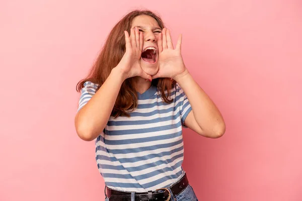 Pequeña Chica Caucásica Aislada Sobre Fondo Rosa Gritando Emocionada Frente —  Fotos de Stock