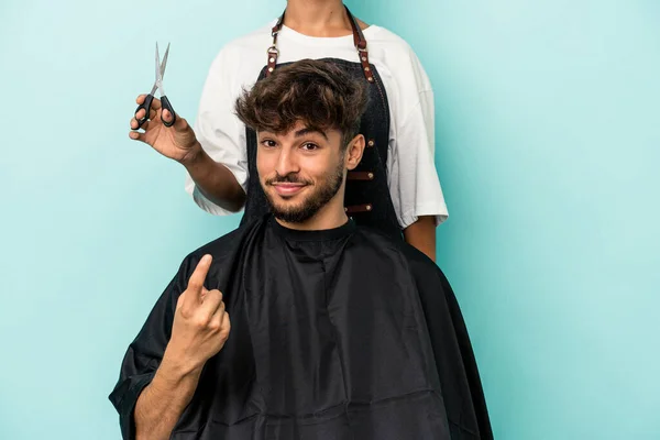 Young Arab Man Ready Get Haircut Isolated Blue Background Pointing — ストック写真