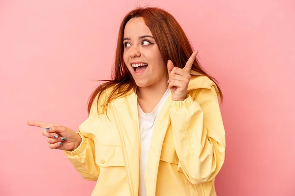 Young Caucasian Woman Isolated Pink Background Pointing Different Copy Spaces — Stock Photo, Image