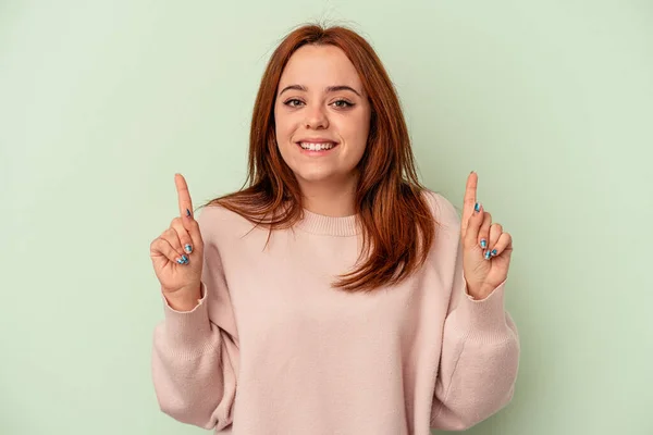 Mulher Caucasiana Jovem Isolado Fundo Verde Indica Com Ambos Dedos — Fotografia de Stock