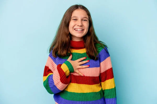 Mały Kaukaski Dziewczyna Odizolowany Niebieski Tło Śmieje Się Głośno Trzymając — Zdjęcie stockowe