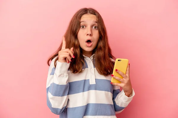 Pequeña Chica Caucásica Sosteniendo Teléfono Móvil Aislado Sobre Fondo Rosa — Foto de Stock