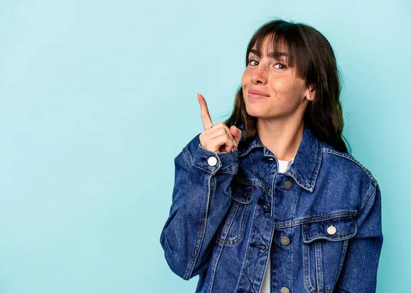 Jovem Argentina Isolada Fundo Azul Mostrando Número Com Dedo — Fotografia de Stock