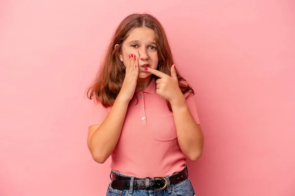 Μικρό Καυκάσιο Κορίτσι Απομονωμένο Ροζ Φόντο Έντονο Πόνο Στα Δόντια — Φωτογραφία Αρχείου