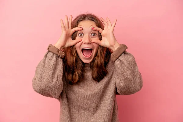 Pequeña Chica Caucásica Aislada Sobre Fondo Rosa Mantener Los Ojos — Foto de Stock