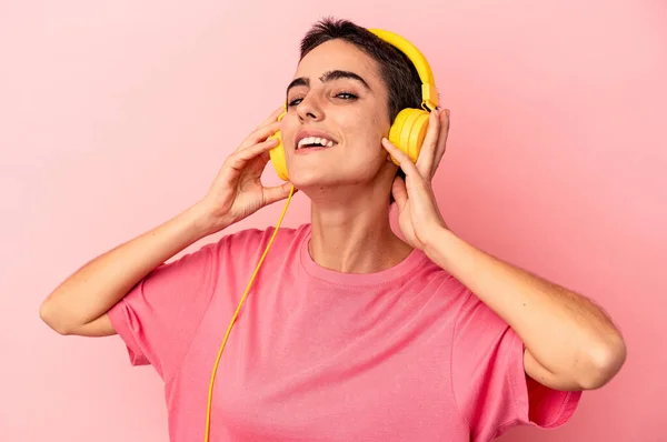 Νεαρή Καυκάσια Γυναίκα Που Ακούει Μουσική Απομονωμένη Ροζ Φόντο — Φωτογραφία Αρχείου