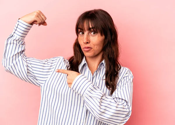 Young Argentinian Woman Isolated Pink Background Showing Strength Gesture Arms — Fotografia de Stock