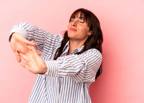 Young Argentinian Woman Isolated Pink Background Stretching Arms Relaxed Position — 스톡 사진