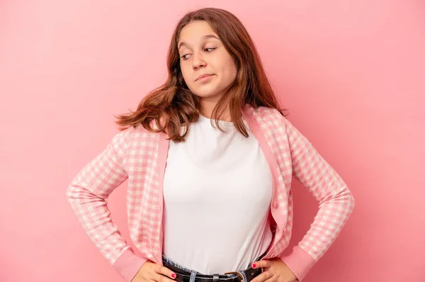 Pequeña Chica Caucásica Aislada Sobre Fondo Rosa Soñando Con Lograr — Foto de Stock