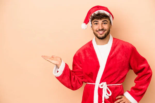 Young Arab Man Disguised Santa Claus Isolated Beige Background Showing — Foto Stock