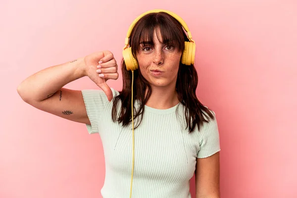 Νεαρή Αργεντίνισσα Που Ακούει Μουσική Απομονωμένη Ροζ Φόντο Δείχνοντας Μια — Φωτογραφία Αρχείου
