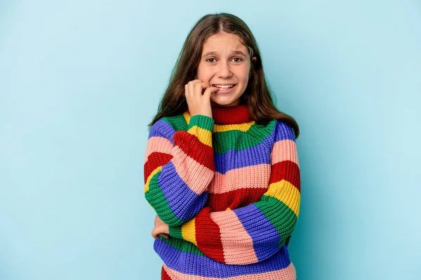 Kleine Kaukasische Mädchen Isoliert Auf Blauem Hintergrund Beißen Fingernägel Nervös — Stockfoto