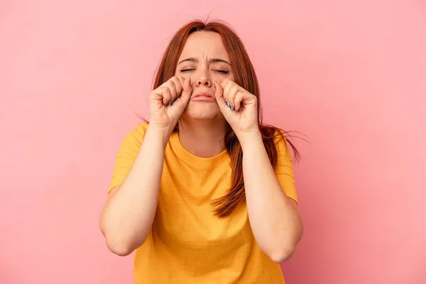 Joven Mujer Caucásica Aislada Sobre Fondo Rosa Lloriqueando Llorando Desconsoladamente —  Fotos de Stock