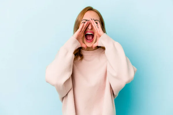 Joven Mujer Caucásica Aislada Sobre Fondo Azul Gritando Emocionada Frente —  Fotos de Stock