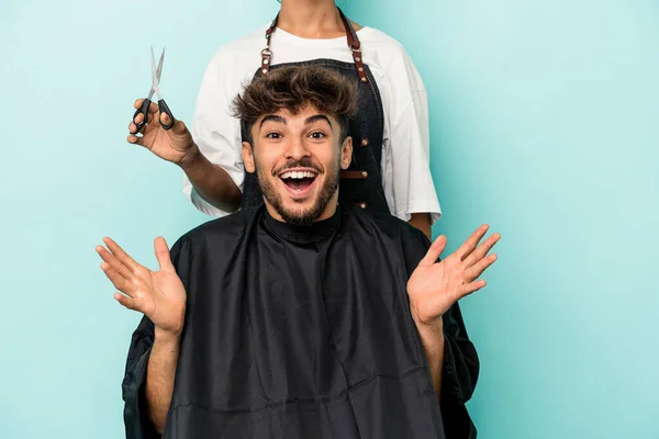 Young Arab Man Ready Get Haircut Isolated Blue Background Receiving — Stock Photo, Image