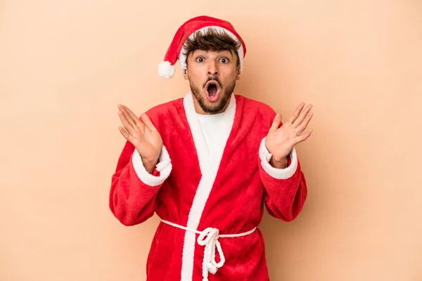 Young Arab Man Disguised Santa Claus Isolated Beige Background Surprised — Φωτογραφία Αρχείου