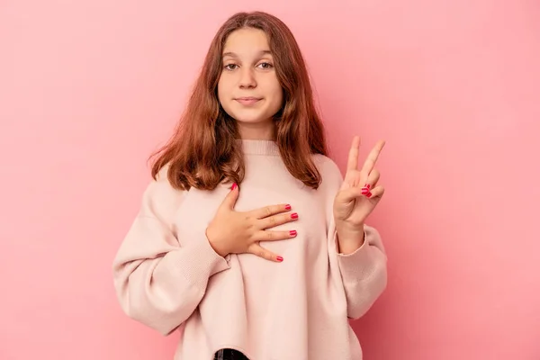Menina Caucasiana Pouco Isolado Fundo Rosa Fazendo Juramento Colocando Mão — Fotografia de Stock