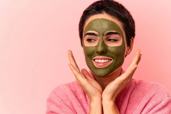 Wanita Muda Kaukasia Mengenakan Masker Wajah Terisolasi Latar Belakang Merah — Stok Foto