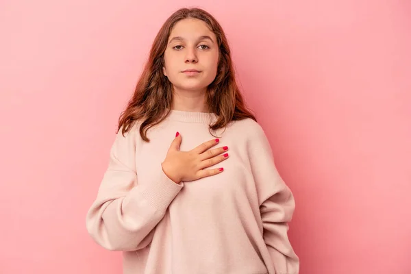 Menina Caucasiana Pouco Isolado Fundo Rosa Fazendo Juramento Colocando Mão — Fotografia de Stock