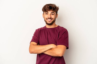 Genç melez adam gri arka planda izole edilmiş mutlu, güler yüzlü ve neşeli.