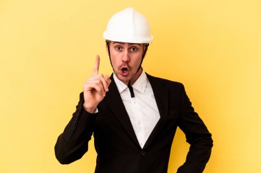 Genç mimar beyaz adam sarı arka planda izole edilmiş bir fikir, ilham konsepti var..