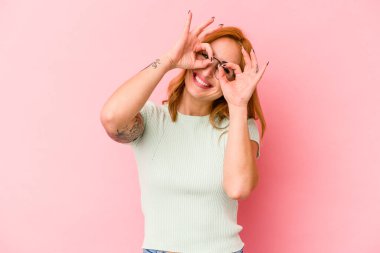 Pembe arka planda izole edilmiş beyaz bir kadın gözlerinde sorun olmadığını gösteriyor.