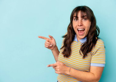 Arjantinli genç bir kadın mavi arka planda izole edilmiş..