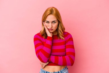 Pembe arka planda soyutlanmış, sıkılmış, yorgun ve dinlenmeye ihtiyacı olan beyaz bir kadın..