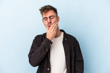 Mavi arka planda izole genç beyaz adam güçlü bir diş ağrısı, azıdişi ağrısı var..