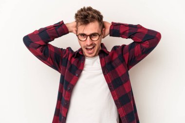 Beyaz arka planda izole olmuş genç beyaz bir adam çığlık atıyor, çok heyecanlı, tutkulu, bir şeyden memnun..