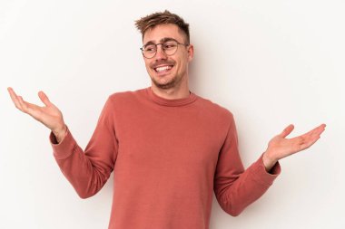 Beyaz arka planda izole edilmiş beyaz bir adam neşeli bir şekilde gülüyor. Mutluluk kavramı.