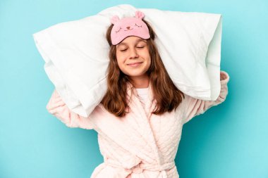 Küçük beyaz kız mavi arka planda tek başına uyuyacak.