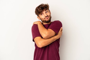 Genç melez adam, gri arka planda izole edilmiş, güler yüzlü, kaygısız ve mutlu..