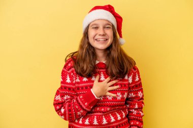 Avucunu göğsünde tutarak kahkahalar atıyor.