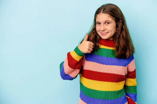 Kleine Kaukasische Mädchen Isoliert Auf Blauem Hintergrund Lächelnd Und Erhobenen — Stockfoto